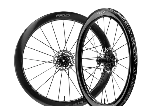 Zwei Fahrradräder der Marke FFWD Wheels