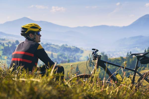 man-cyclist-sitting-velrhizom